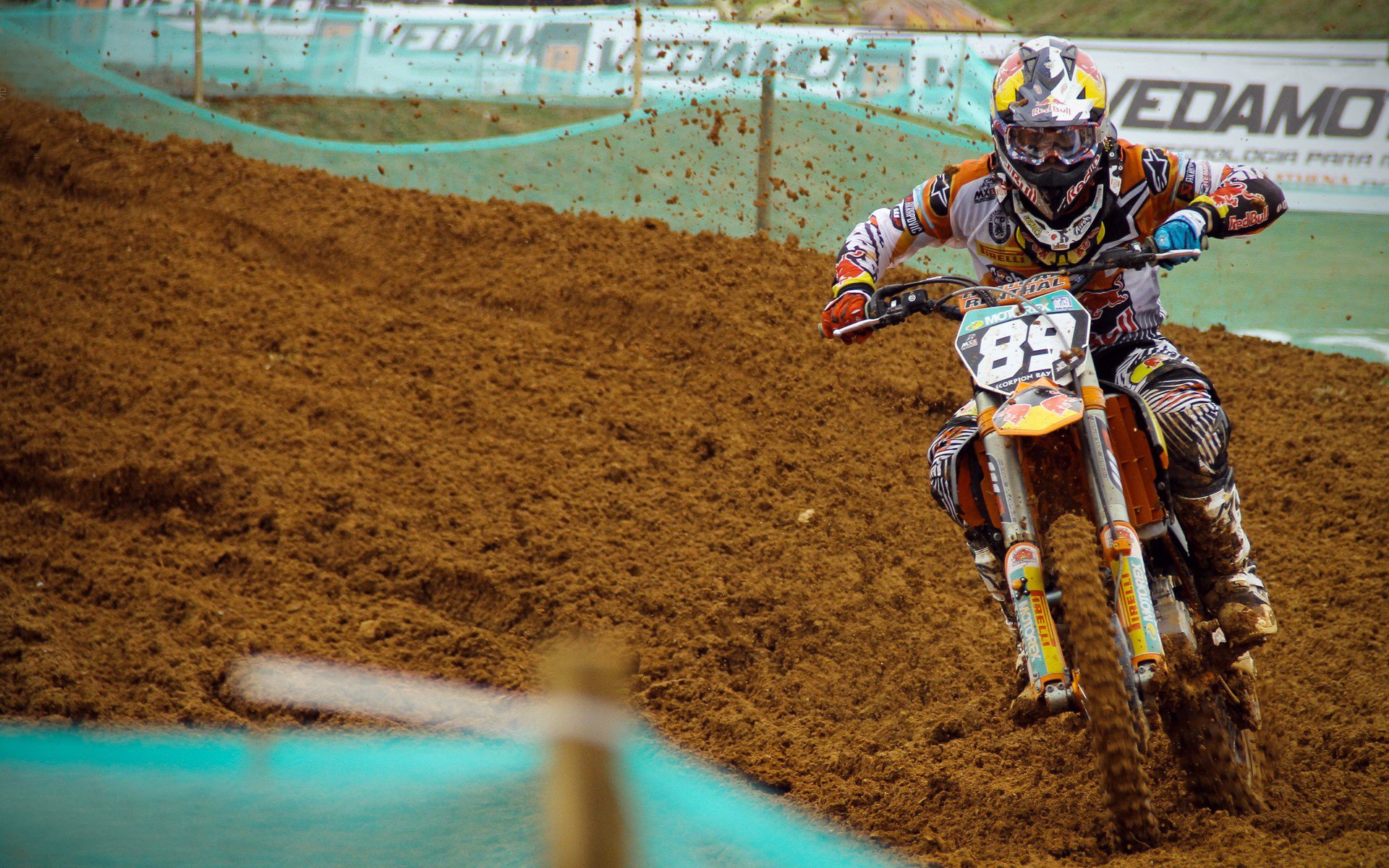 麦基翁200米仰泳赛场表现引关注，游泳名将麦基翁