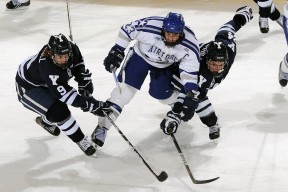 爱游戏在线登录入口-国际架高绳索比赛，高空勇士的极限挑战，高空绳索训练架