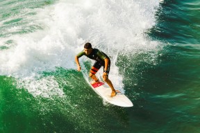 爱游戏app-克莱尔·温斯坦：稳健步伐冲击领奖台，克里夫-莱温斯顿